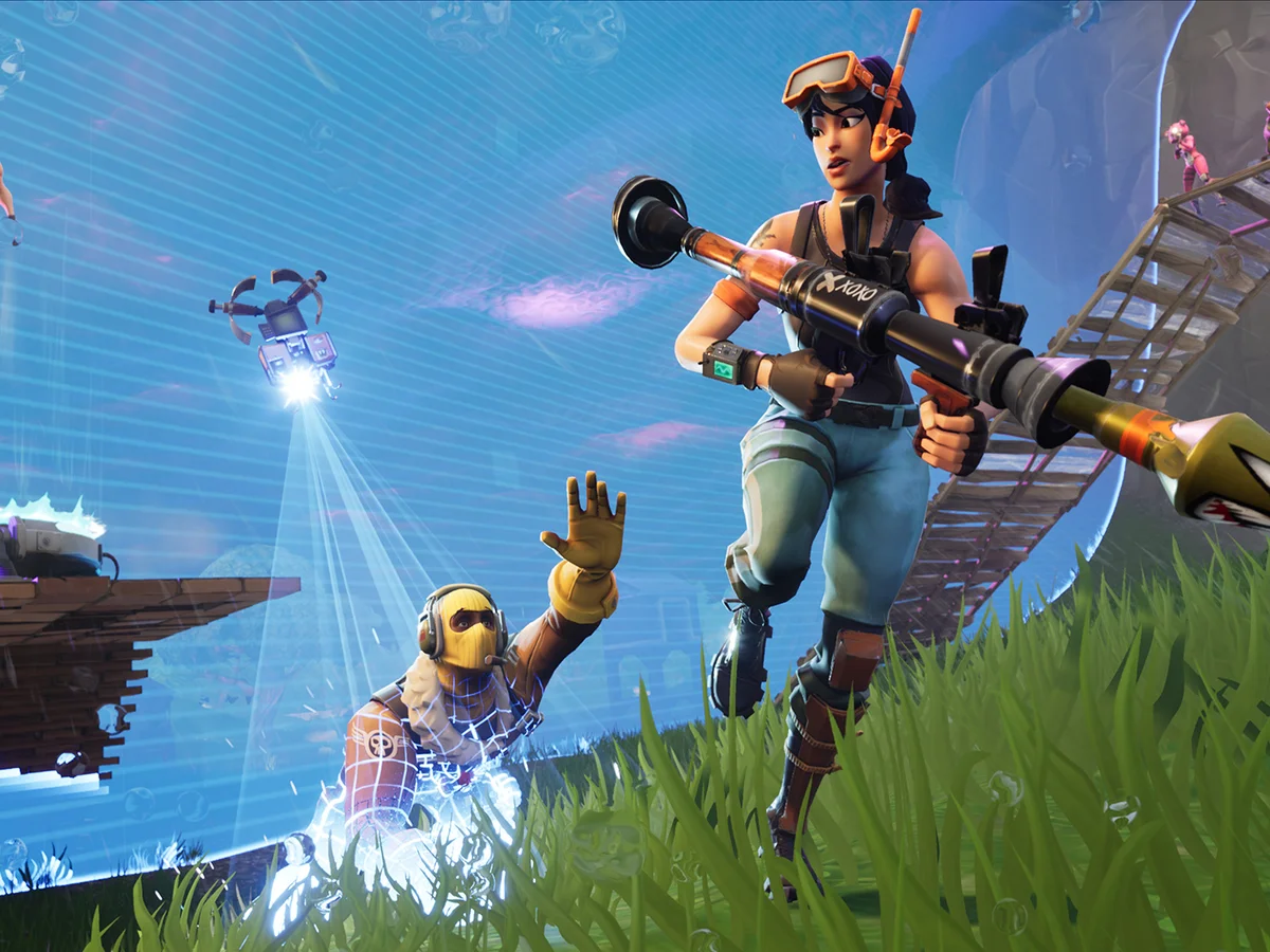 کارکتر اصلی بازی fortnite در حال فرار از زون در مود انلاین