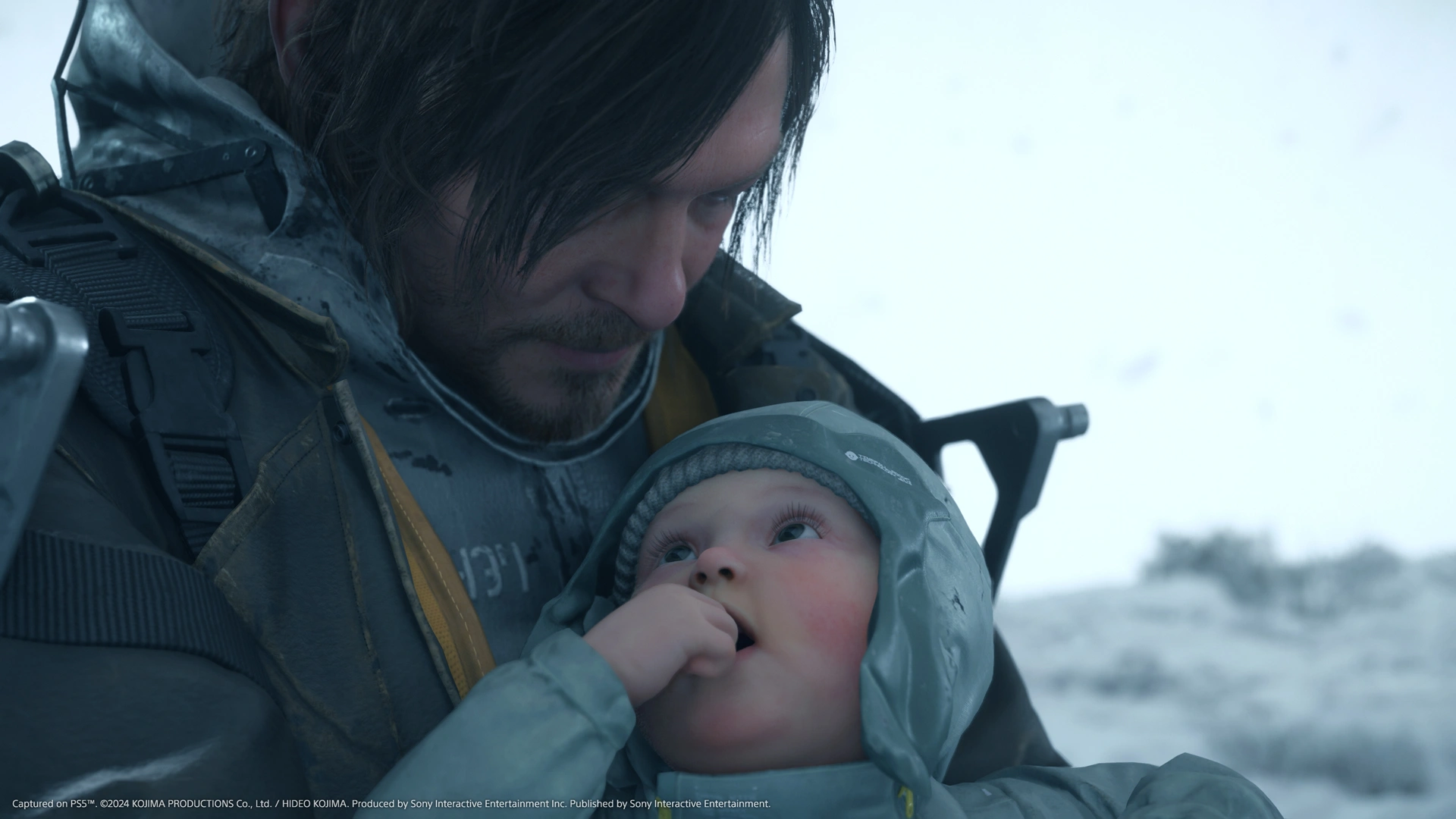 شخصیت اصلی Death Stranding 2 در حال حمل بار در مسیر کوهستانی با منظره‌ی آخرالزمانی و اتمسفر سنگین