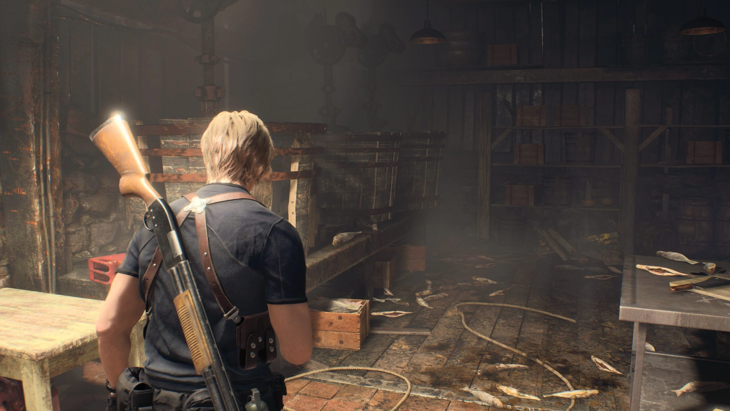 لیان اس کندی در بازی resident evil 4 در اتاقی شلوغ و تخریب شده