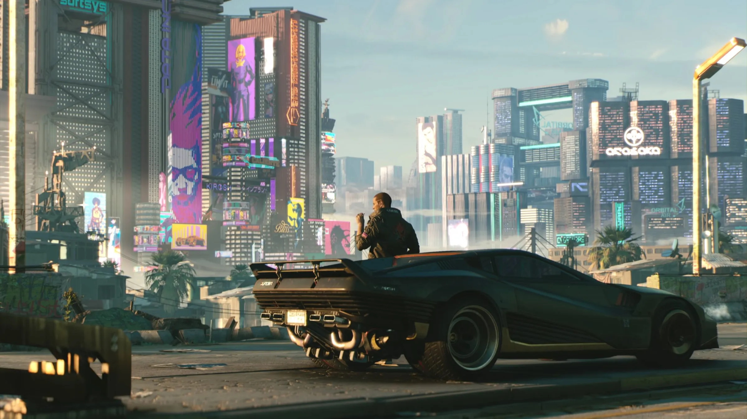 نمایی از شخصیت اصلی بازی Cyberpunk 2077 ذر منار ماشین مشکی رنگ 