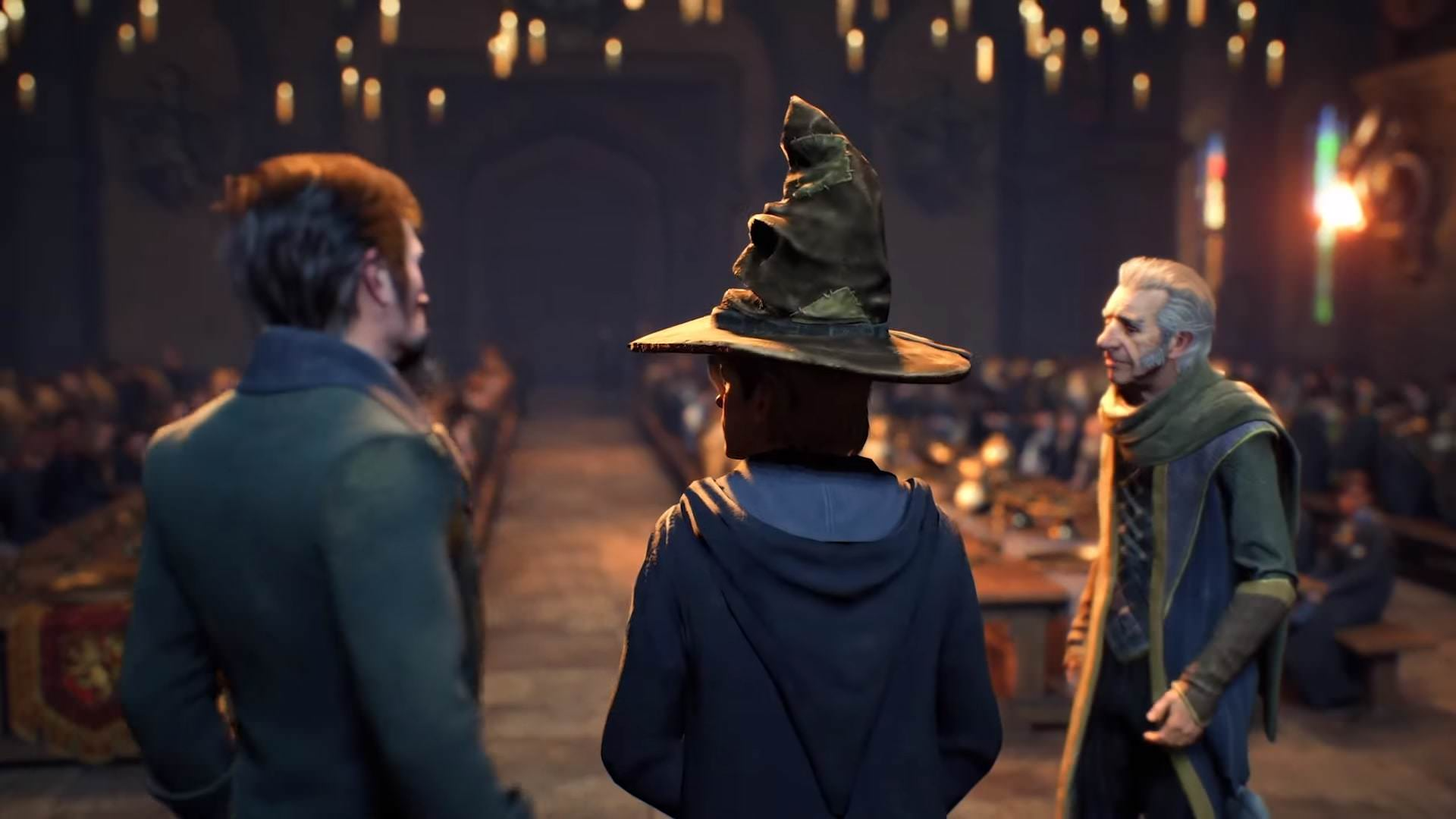 صحنه انتخاب خانه در بازی Hogwarts Legacy با حضور کلاه گروهبندی داخل سالن بزرگ هاگوارتز؛ نورپردازی سینمایی و فضای کلاسیک مدرسه جادوگری