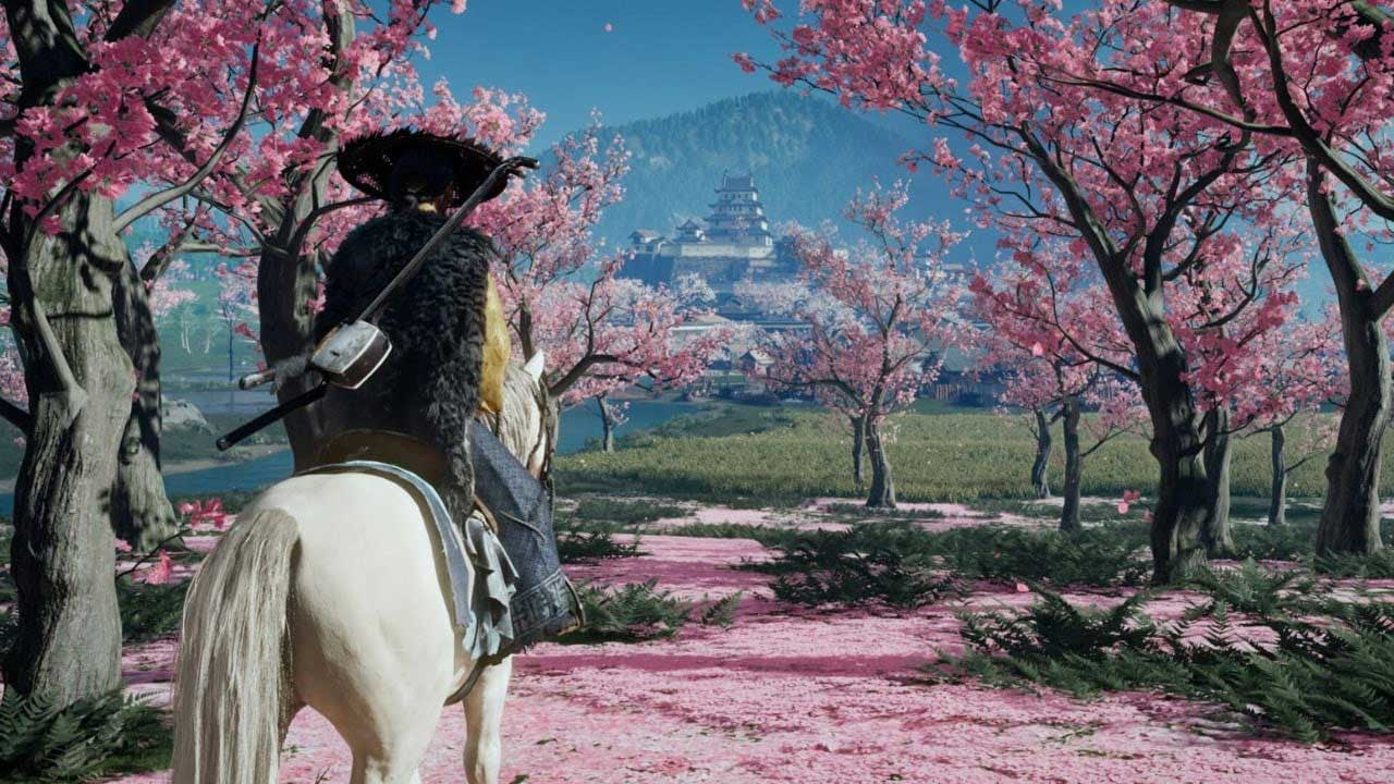 صحنه ای از بازی Ghost of Yote سوار بر اسب سقید در جنگلی با درختان بهاری